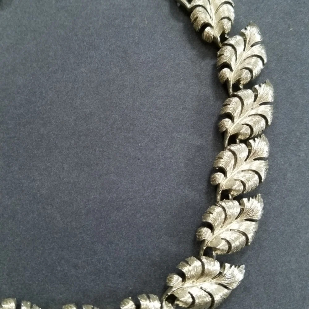 Vintage Lisner Intricately Crafted Leaves Choker in Silvertone - Picture 4 of 10